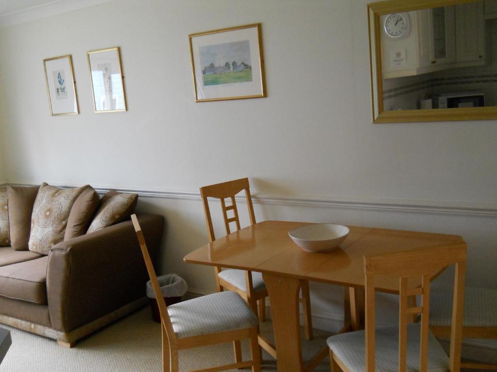 Richmond Park Golf Club Apartment Watton Room photo